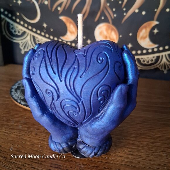 The Alchemist Embrace Saffron and Patchouli Scented Heart in Hands Candle - Picture 1 of 11